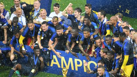 "Allez les Bleus". Franța e noua campioană mondială după o finală electrizantă, în care s-au marcat 6 goluri. Modric&Rakitic n-au mai avut suflu să treacă linia de finiș. Cronica meciului