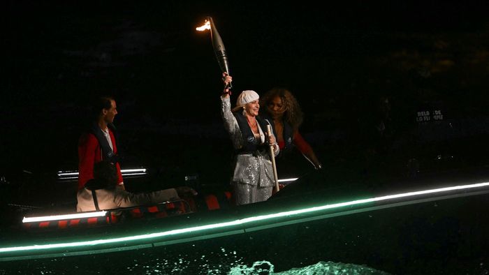 Momentul fabulos cu Nadia Comăneci la ceremonia de deschidere a Jocurilor Olimpice de la Paris! Românca a primit onoarea de a duce torța alături de Nadal și Serena Williams