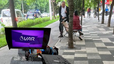 Imagine memorabilă! Să intre VAR! E sau nu ofsaid? Ion Crăciunescu, într-o poziție nefirească pe bancă! Nu și-a pierdut speranța în fața Victoriei | FOTO EXCLUSIV
