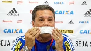 VIDEO | Un fost antrenor al lui Real Madrid a oferit momentul zilei la o conferință de presă. Și-a lipit bandă adezivă pe gură: "Nu îmi voi mai spune opinia"