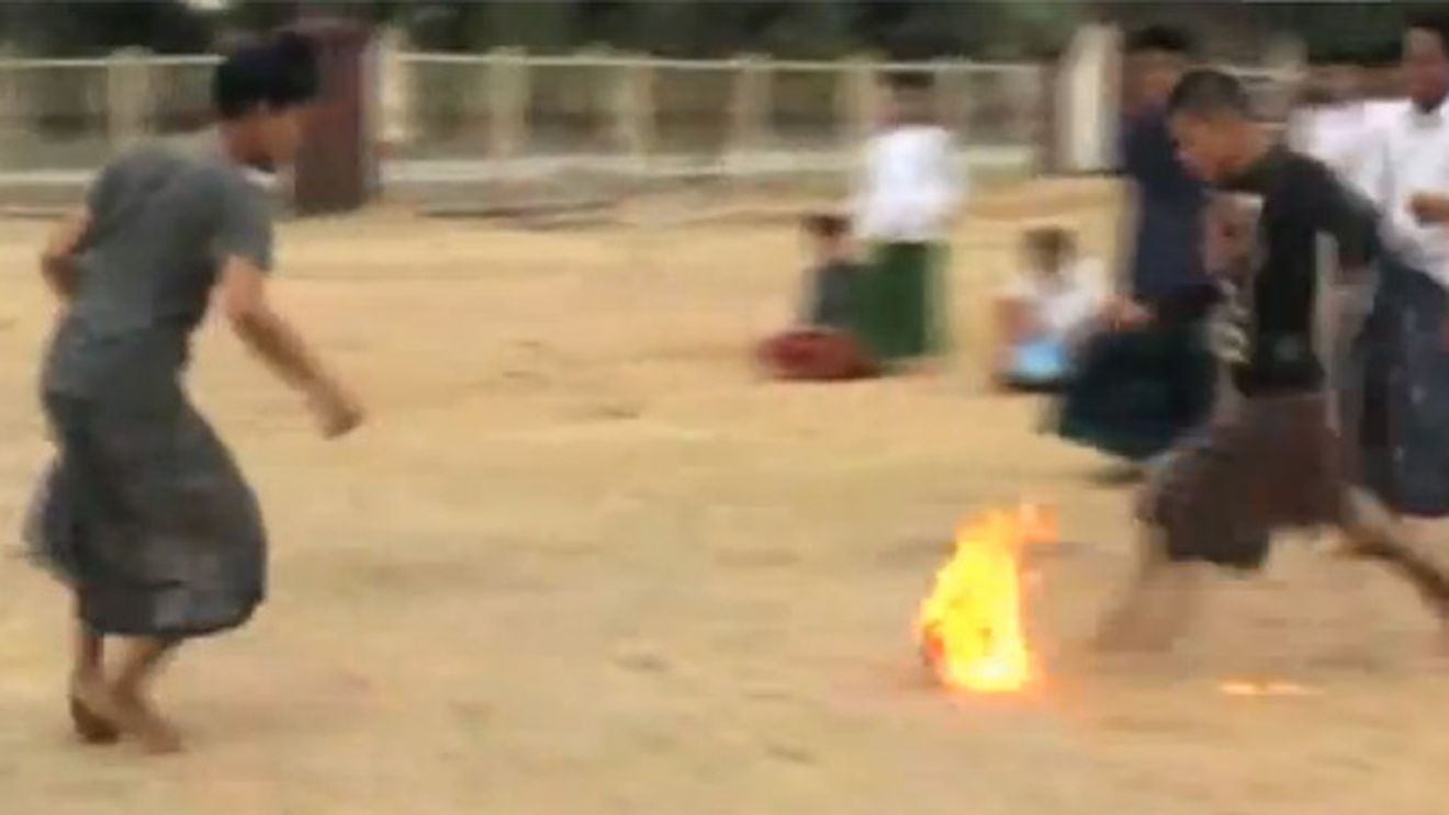 VIDEO HOT** "Arde, uite-o cum arde!" Fotbal pentru bărbați adevărați: mingea e o nucă de cocos... în FLĂ‚CĂ‚RI