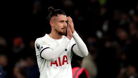 Radu Drăgușin este un adevărat fenomen la Tottenham! „Release the Dragoooooon!” este noul trend în Premier League