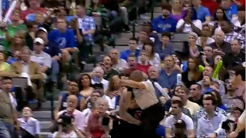 VIDEO Faza zilei în NBA! Un jucător l-a lovit dur sub centură pe un arbitru!