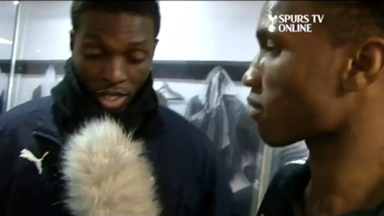 VIDEO MINUNAT** Drogba și Adebayor le-au făcut cadou fanilor lui Spurs și Chelsea cea mai tare mostră de fair-play pe 2011!