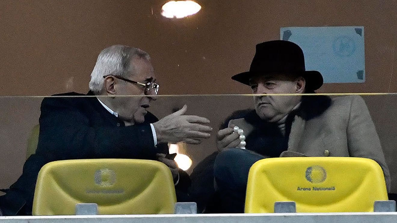 Unul dintre jucătorii importanți de la Steaua s-ar fi plâns că este marginalizat deoarece n-a semnat cu soția lui Reghecampf. Becali a decis să-l facă praf: "El nu are talent! E o tâmpenie, impresarul nu contează"