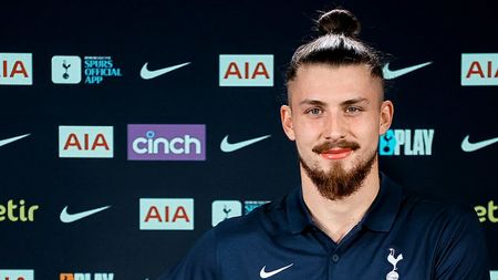 Gestul lui Radu Drăgușin pentru românii din Anglia. Fotbalistul lui Tottenham, dat de gol