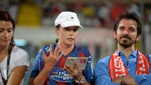 FOTO | Andreea Marin și-a însoțit soțul la meciul Dinamo - ASA Târgu Mureș. Tuncay este manager medical la echipa mureșeană