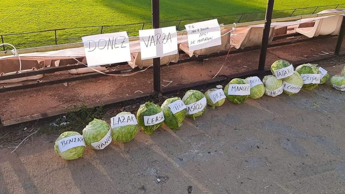 Fanii Rapidului, ironie fabuloasă la adresa echipei lui Adrian Iencsi după ce s-a făcut de râs în Cupă: „Donez varză! P.S. Nu e bună nici de murături!”. Imaginea care va deveni virală