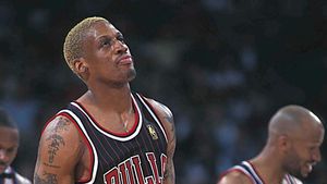 FCSB l-a „transferat” pe Dennis Rodman! Jucătorul roș-albaștrilor a uimit la reunirea echipei: echipament de baschet și look nou. E copia fidelă a fostului star din NBA | GALERIE FOTO