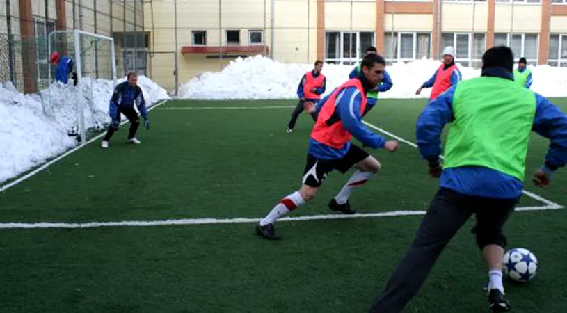 VIDEO! Jucătorii lui Orac** se antrenează în curtea școlii