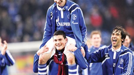 Un puști de 17 ani a salvat-o pe Schalke