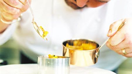 Romanii nu ne "înghit"! Vor veni cu bucătarul lor!