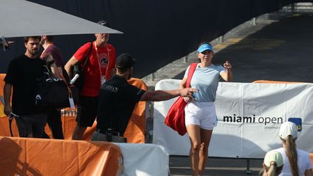 Simona Halep se respectă ca un superstar. Are șofer pentru mașina Mercedes-AMG G 63 de 200.000 de euro, chiar și când cară doar o geantă și un plic. FOTO EXCLUSIV