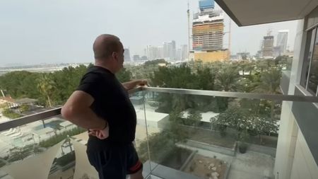 Celebrul milionar, mesaj dur de Crăciun, de la Dubai, pentru „unchiul Bolojan”: „Nu-i băga în faliment pe români şi nu-i da afară!”