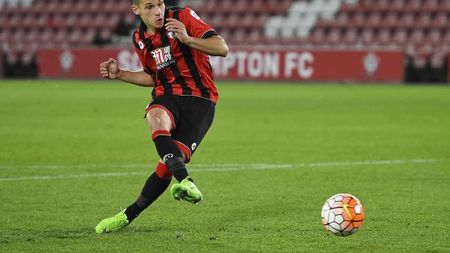 Românul din Premier League, lăudat de antrenor! Se pregătește pentru debut? "Munceşte incredibil de mult".