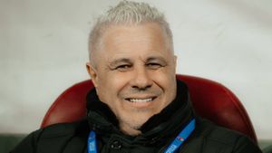 Marius Şumudică e convins că Mirel Rădoi va fi dat afară dacă va continua să ceară transferuri masive: „E deja pe avion!”