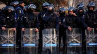 Jandarmeria București, reacție oficială după ce ultrașii lui Dinamo s-au bătut cu forțele de ordine