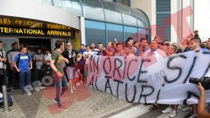 FOTO Steaua a revenit în țară! Peste 100 de fani i-au întâmpinat pe campioni