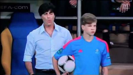 Nemții, revoltați: "UEFA ne prostește pe față, asta e hoție"** Cum a fost 'înscenat' selecționerul Low! Imaginile care au făcut senzație pe net erau din alt film!