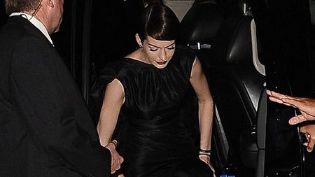 Anne Hathaway a dat-o în bară la premiera filmului pentru care a slăbit 12 de kilograme! "Au văzut tot!"