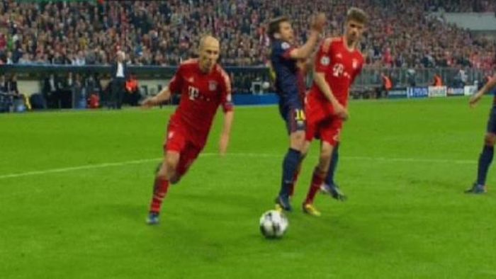 Golul care poate pune capăt visului BarÃ§ei.** Cea mai scandaloasă fază a meciului. Catalanii au sărit pe arbitru după golul lui Robben. VIDEO Ce s-a întâmplat: