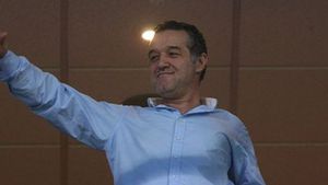 "Am vorbit cu Tudorel Stoica să vină la Steaua,** dar el s-a aliat cu Balint și mă atacă!"