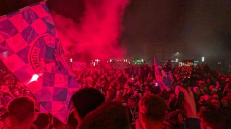 Petrecere în noapte: show istoric la Hunedoara, după ce Corvinul a câștigat Cupa României! Discursul lui Florin Maxim, ascultat într-o liniște perfectă: „Atunci am știut că nimic nu ne mai poate împiedica”. VIDEO