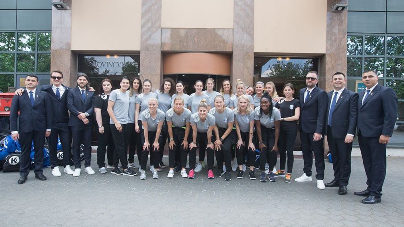 CSM București, "on fire" în Budapesta! Emoții la primul antrenament.
Unele cluburi din România au făcut presiuni la federație pentru a schimba programul stabilit inițial în acest weekend