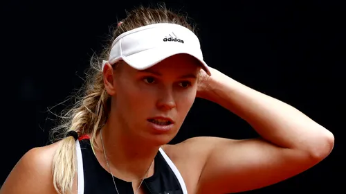 Continuă deriva pentru Wozniacki! Jucătoarea care a șocat cu o apariție super-sexy pe teren la începutul acestei săptămâni a reușit victoria carierei în fața #2 mondial și o ajută pe Simona Halep să își mărească avansul în clasamentul WTA