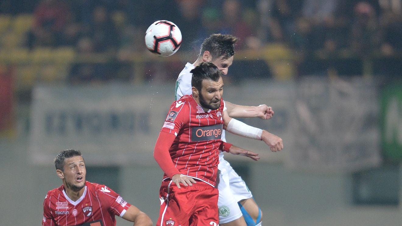 EXCLUSIV | Strigătul fotbalistului de la Dinamo ținut "captiv" din cauza unei clauze din contract: "Sunt plecat de lângă familie de la 12 ani, nu primesc banii pentru că stau acasă, în fotoliu. Lăsați-mă să joc!"