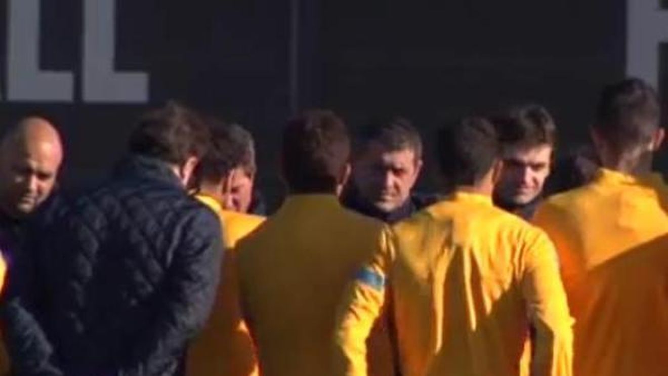 Eroul a revenit la "munca de jos"!** VIDEO Cum a fost întâmpinat Messi la primul antrenament după primirea celui de-al patrulea Balon de Aur