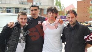 Rapidiștii s-au relaxat la un mall din Pitești înaintea meciului cu Mioveni! Sotelo, asaltat de fani pentru ședințe foto