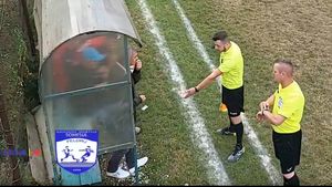 Se întâmplă în România! Arbitrul a oprit meciul și a poftit ”după gard” antrenorul și jucătorii de pe banca de rezerve dacă vor continua să procedeze la fel | VIDEO de senzație