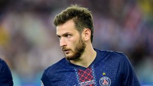 „A trebuit să îl vând pentru că impresarul său m-a amenințat”. Dezvăluirea șocantă a patronului de la Napoli despre transferul forțat al lui Kvaratskhelia la PSG