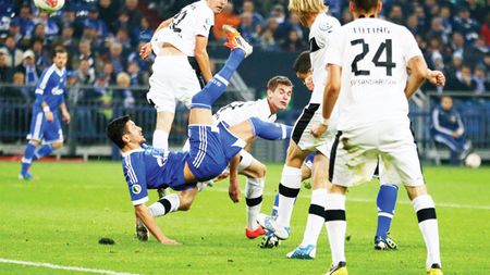 Instinct de atacant!** Ciprian Marica a înscris pentru Schalke cu o „foarfecă" spectaculoasă