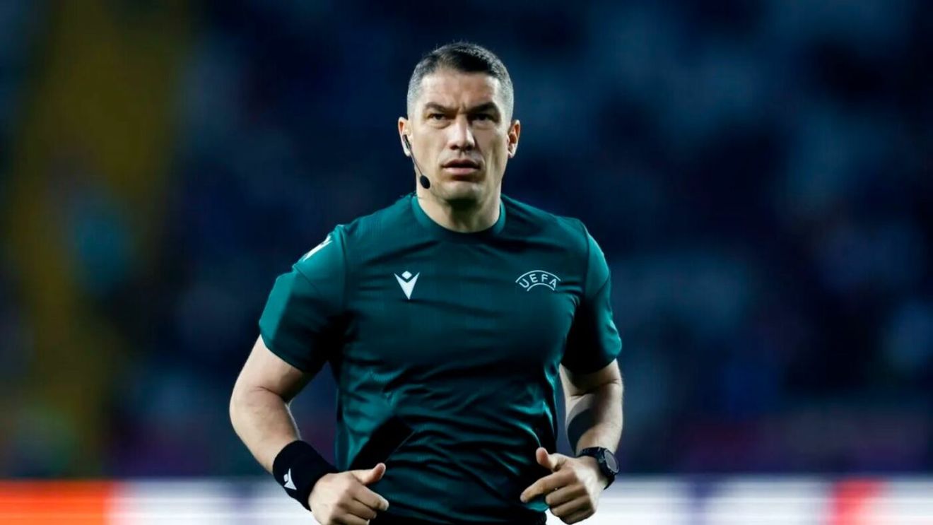 La o săptămână de la meciul cu cântec FC Barcelona - PSG, a venit nota de plată pentru brigada lui Istvan Kovacs, după ce UEFA a anunțat arbitrii pentru EURO 2024! Românul dă o nouă lovitură spectaculoasă