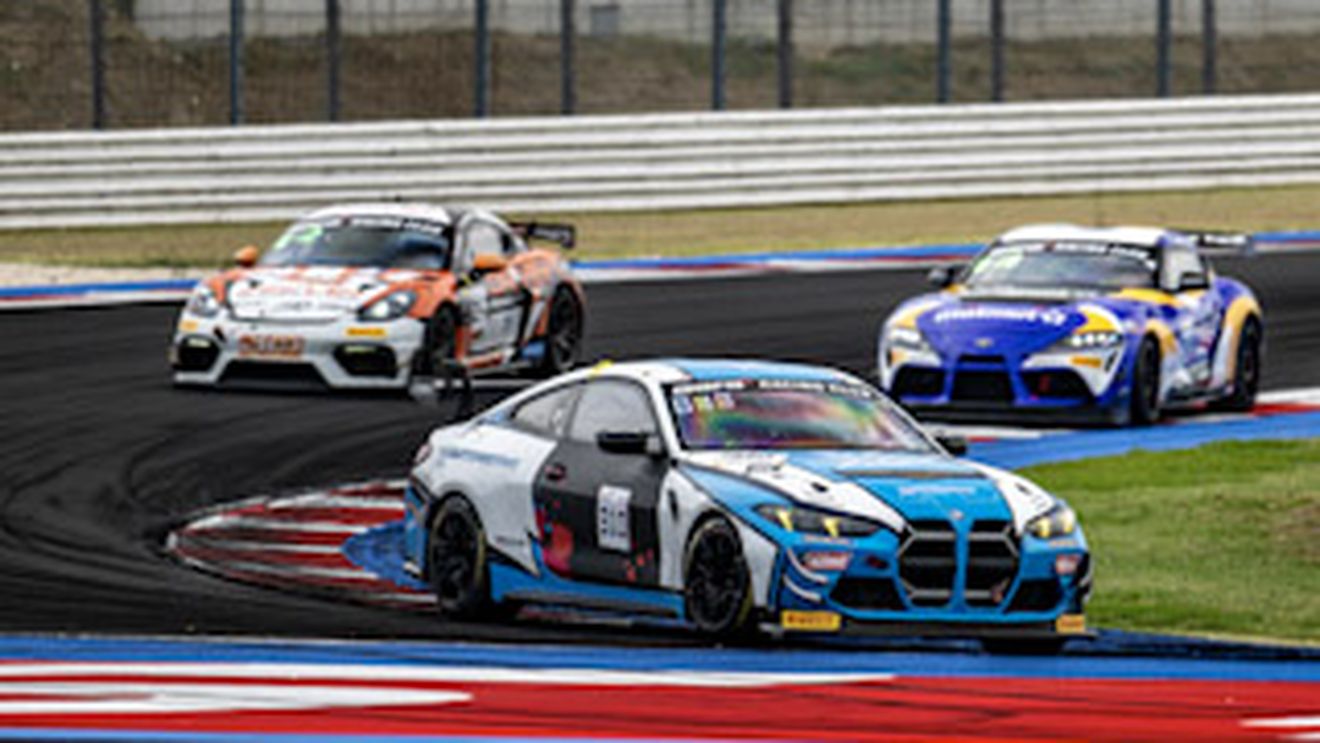 România punctează în GT4 European Series, după o cursă de legendă la Misano