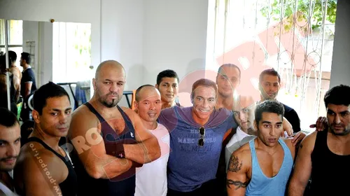 FOTO Vizită de gradul III!** Van Damme, emoționat de deținuții de la Jilava: „Vă plac pe toți”