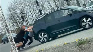 Milionarul de 2,04 metri s-a dus să împingă o mașină electrică rămasă în drum. Cum a reacționat un copil care l-a recunoscut: „Mamă, e chiar el?”