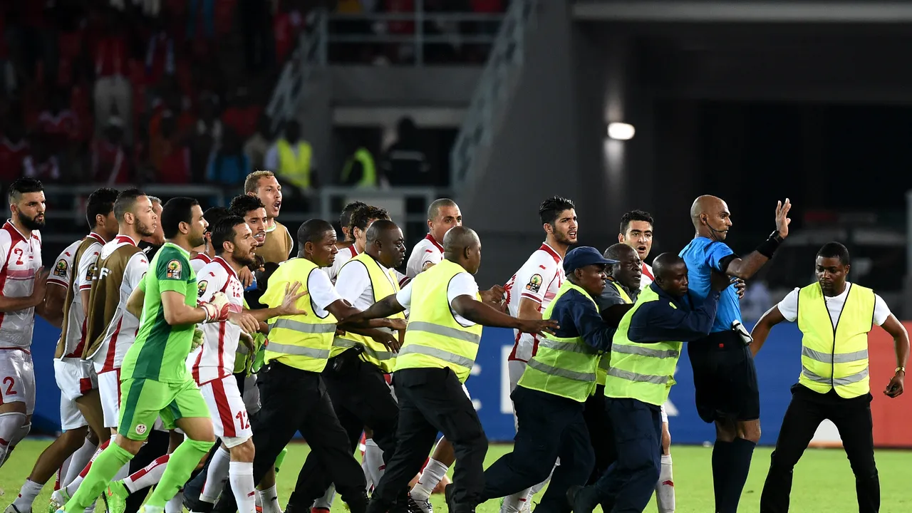 Scandal la Cupa Africii! Tunisienii au vrut să-l linșeze pe arbitrul sfertului contra Guineei Ecuatoriale. Thailandezul a fost scos cu Poliția de pe teren