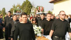 Peste 200 de persoane au participat la înmormântarea fetiței Laviniei Miloșevic