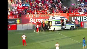 Panică la UTA - Universitatea Craiova! Arbitrul a oprit meciul în prelungiri, iar medicii de pe ambulanță au intervenit de urgență