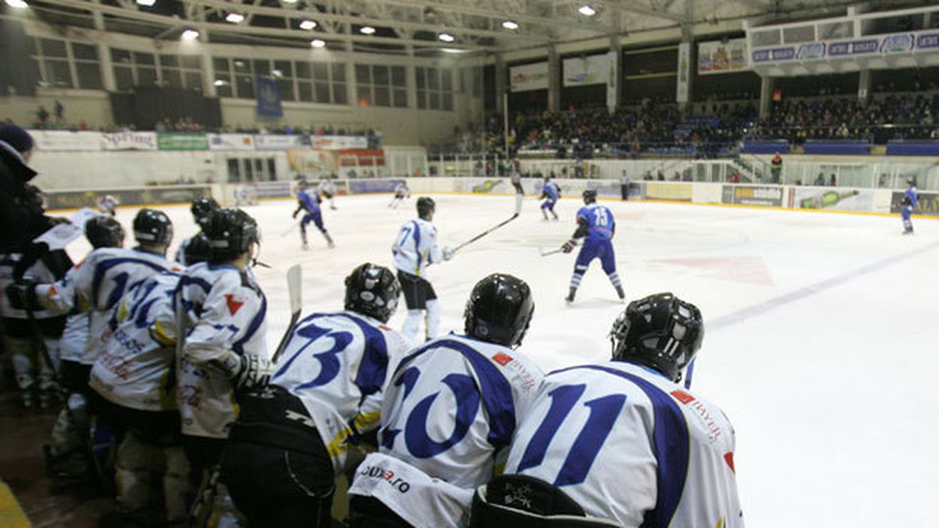 Corona Brașov a inspirat cadoul perfect de Valentine's pentru doi spanioli!** Cum s-au îndrăgostit ibericii de hocheiștii de sub Tâmpa