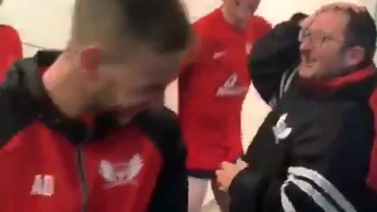 Antrenorul a refuzat să se uite la penalty-uri, iar fotbaliștii l-au pedepsit! Ce au putut să facă jucătorii unei echipe din Anglia | VIDEO
