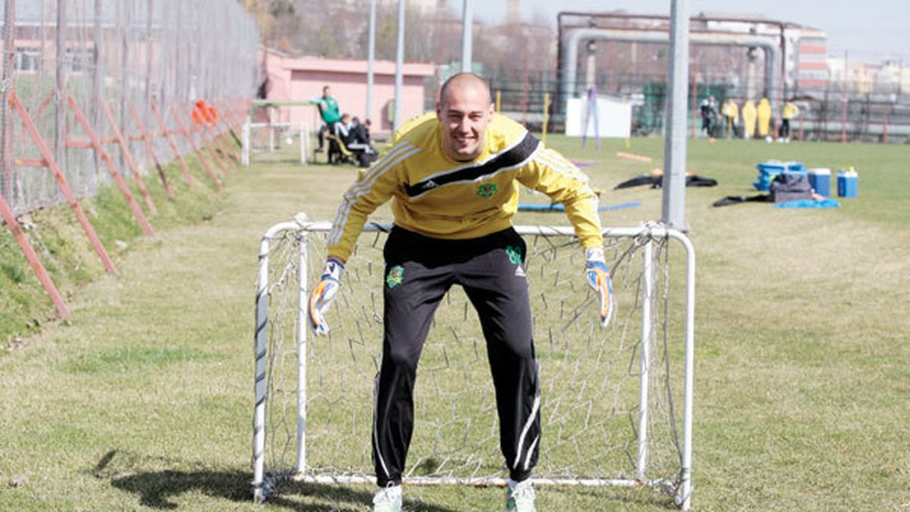 Zombi, "bodyguardul" din poarta Vasluiului!** Uriașul de 1,94 metri spune că patronul său e 'cam nebun'