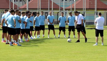 CSM Slatina a început pregătirea noului sezon de Liga 2 cu 23 de jucători la dispoziția lui Claudiu Niculescu. Achizițiile certe întârzie. ”Îmi doresc să terminăm mult mai sus în clasament, cu drept sau fără drept de promovare”