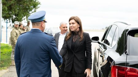 Simona Halep, răvășitoare la un eveniment comemorativ: „A dorit să aducă un omagiu asului aerului!” Ce cadou le-a făcut campioana reprezentanților bazei militare. FOTO
