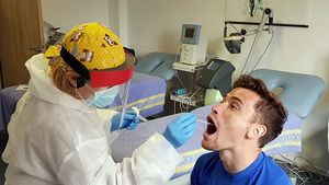 Imagini inedite din cantonamentul FCSB! Florinel Coman și compania, testați pentru COVID-19 și surprinși în ipostaze neobișnuite | FOTO