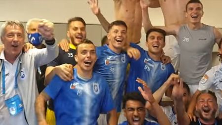 Nebunie în vestiarul Craiovei după succesul de la Cluj. Cristiano Bergodi a condus petrecerea. Cum și-a încordat mușchii Sorin Cîrțu la finalul partidei din Gruia | VIDEO & FOTO