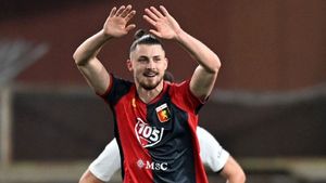 De patru ori Radu Drăgușin! Fundașul a devenit indispensabil la Genoa și italienii glumesc pe seama lui. Le-a luat locul celor trei colegi din ofensivă: „Avem un nou atacant în oraș?”